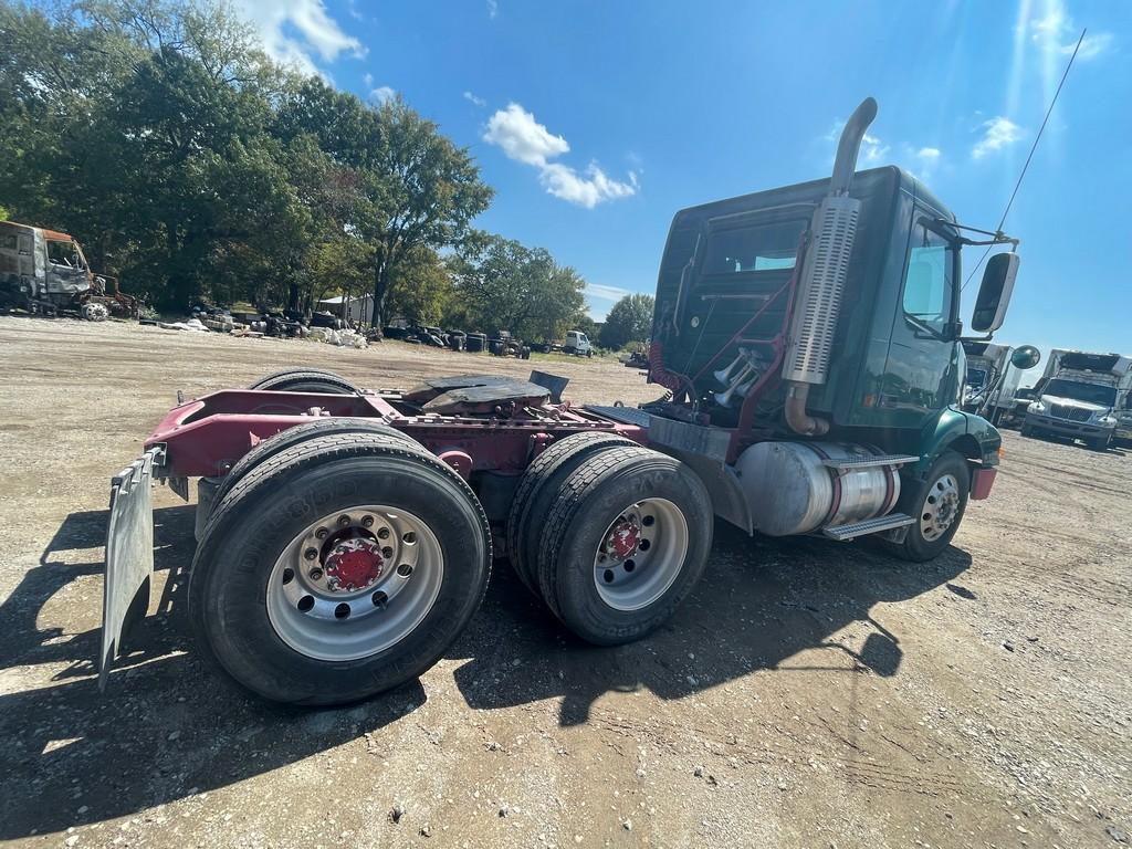 2003 Volvo Day Cab 9 speed trans volvo diesel engine runs & drives lots of new parts has AC vin#4V4M