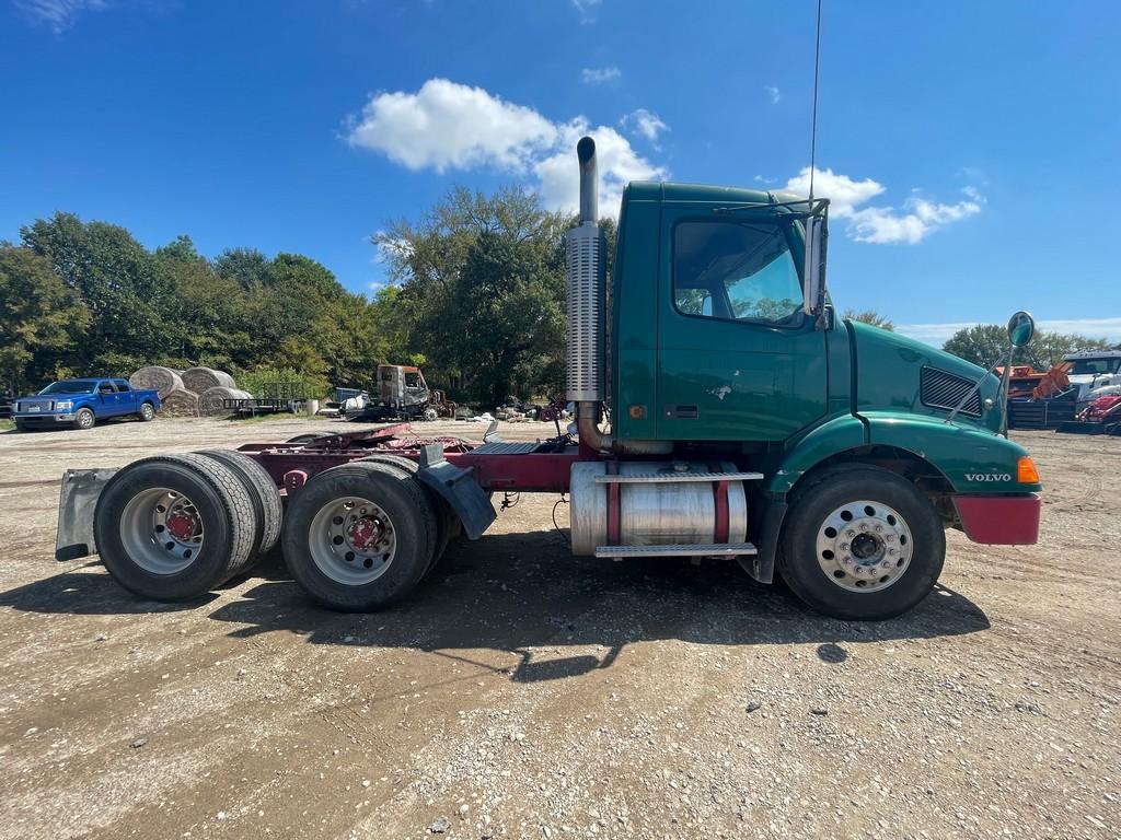 2003 Volvo Day Cab 9 speed trans volvo diesel engine runs & drives lots of new parts has AC vin#4V4M