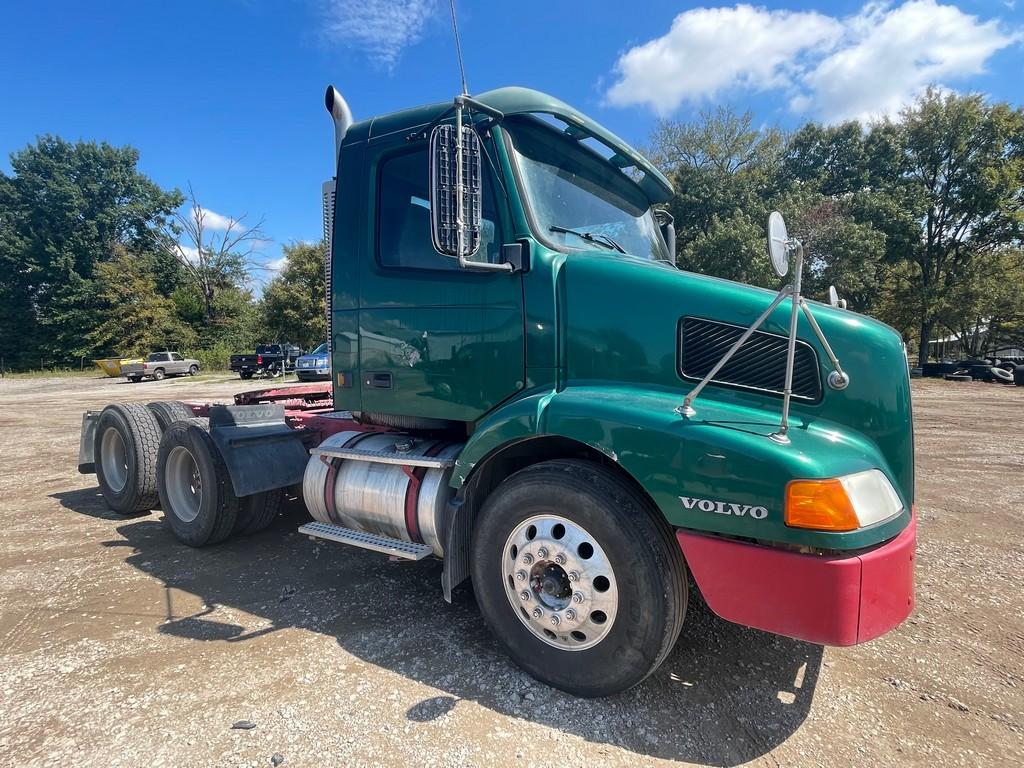 2003 Volvo Day Cab 9 speed trans volvo diesel engine runs & drives lots of new parts has AC vin#4V4M