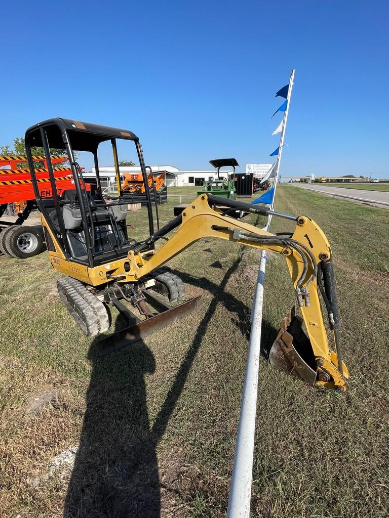 Cat 301.4C 1540 Hrs Retractable Tracks swing boom, 3rd Function on arm, push blade, works all the wa