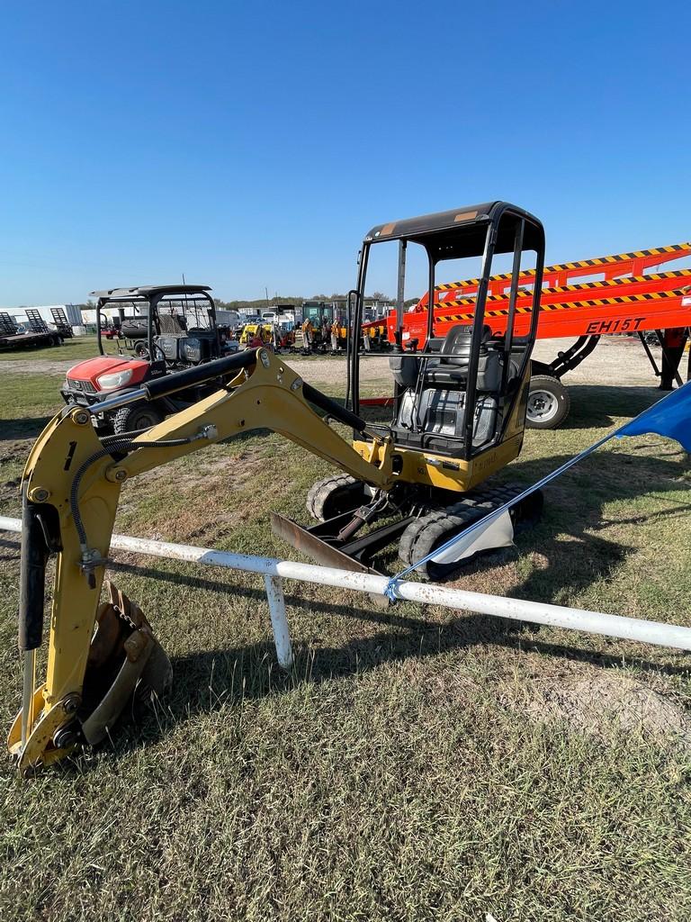 Cat 301.4C 1540 Hrs Retractable Tracks swing boom, 3rd Function on arm, push blade, works all the wa