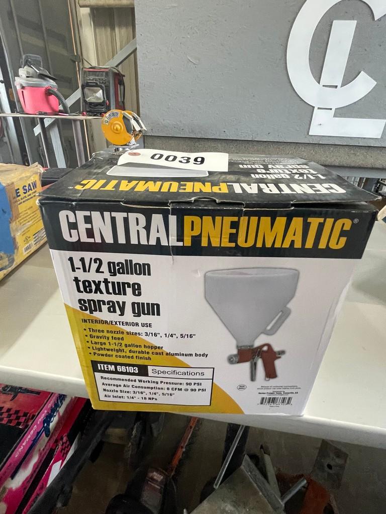 1 1/2 Gallon texture spray gun new