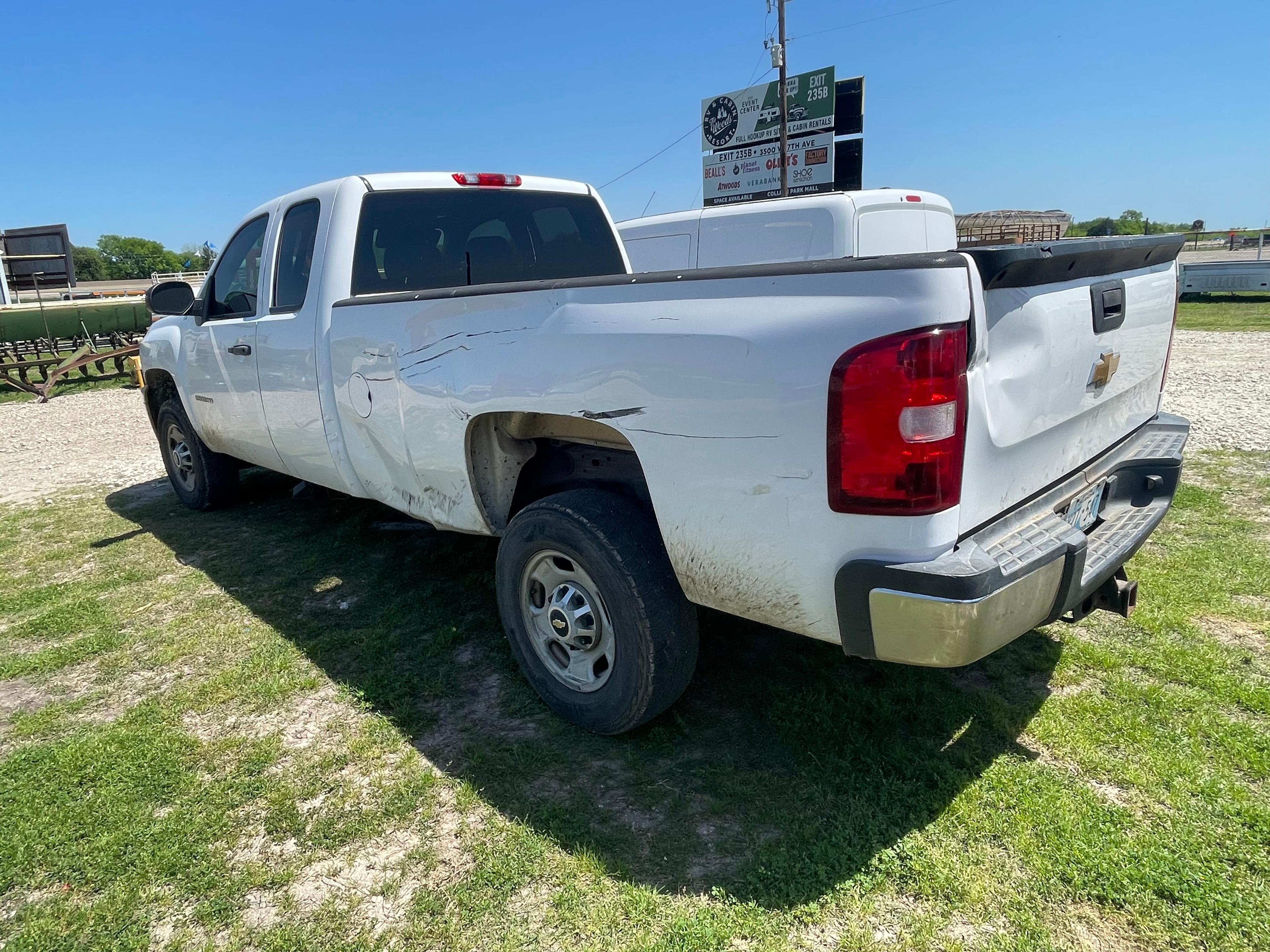 2012  Chevy 2500 WD Ext Cab long bed 222k miles runs 7 drives clean title