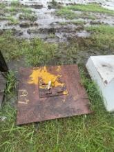 Pickup bed gooseneck hitch plat
