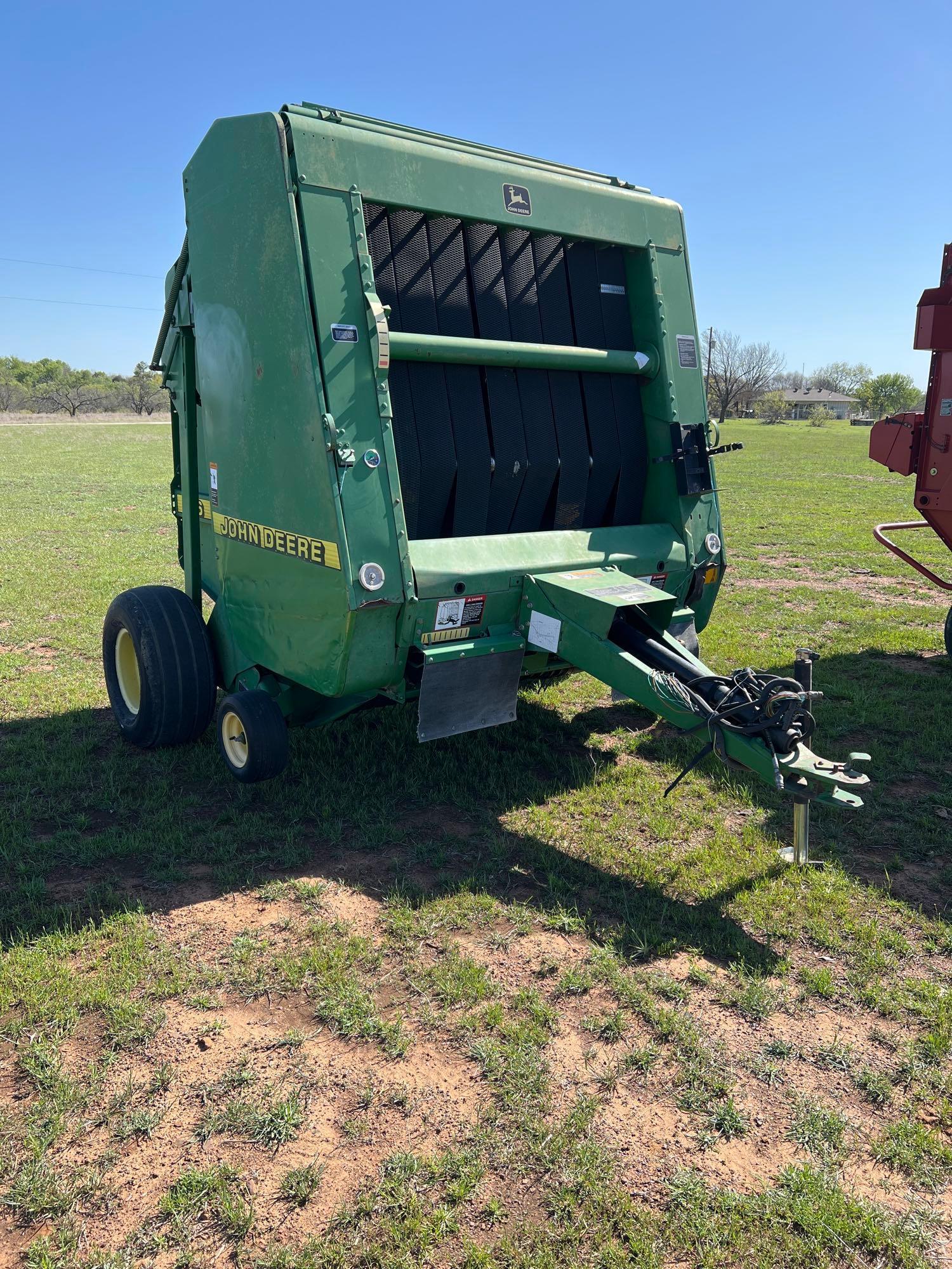 John Deere 566 Round Baler
