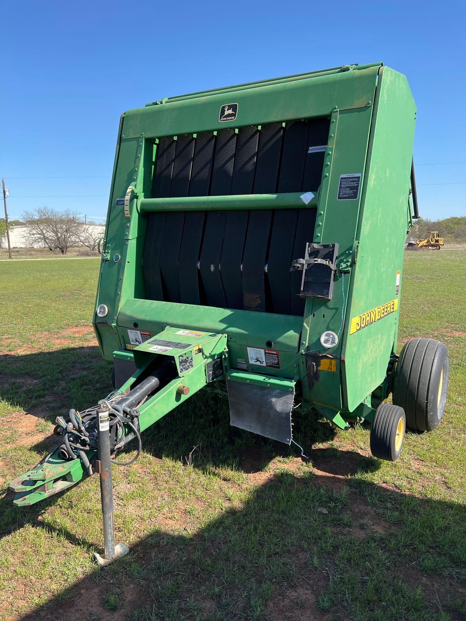 John Deere 566 Round Baler