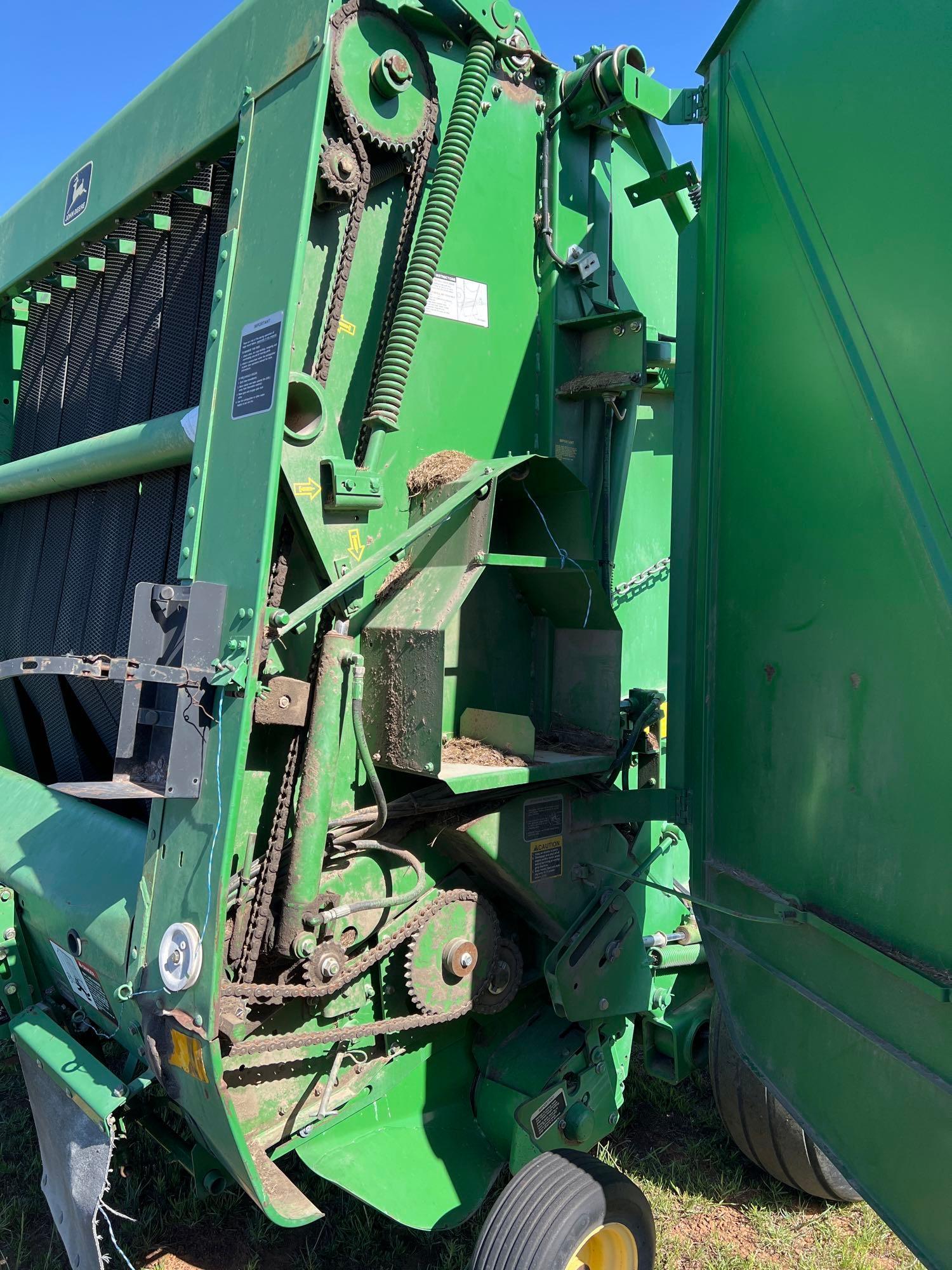 John Deere 566 Round Baler
