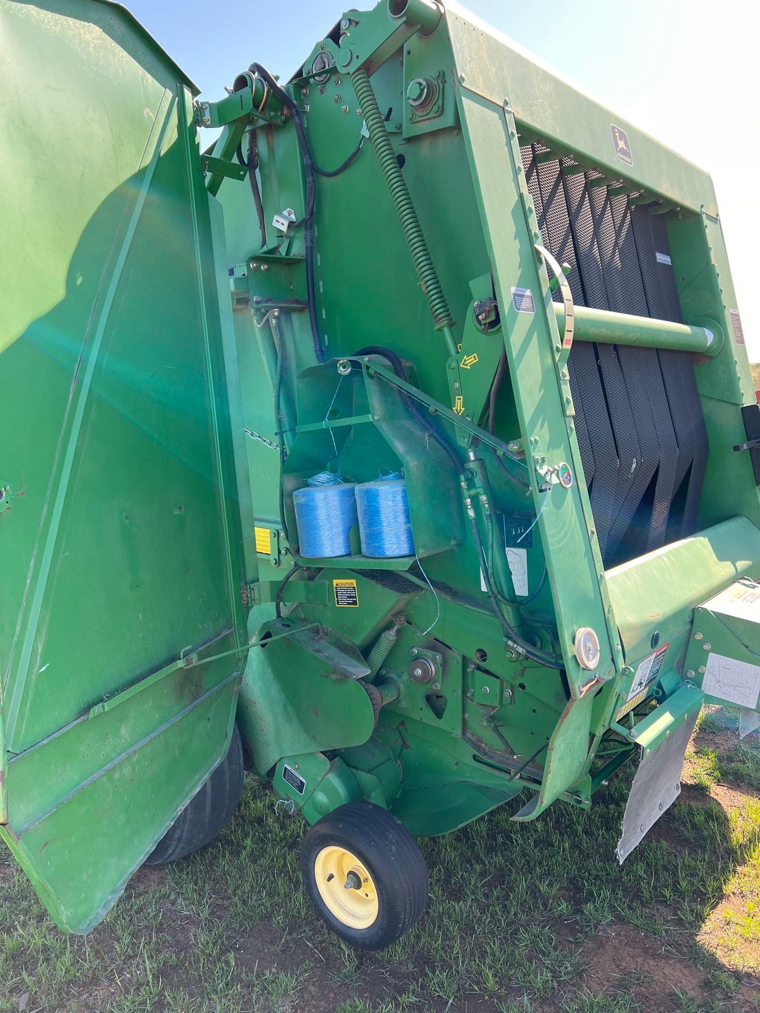 John Deere 566 Round Baler