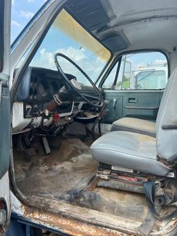 1984 GMC 7000 Diesel Top Kick Fertilizer Spreader. DOES NOT RUN