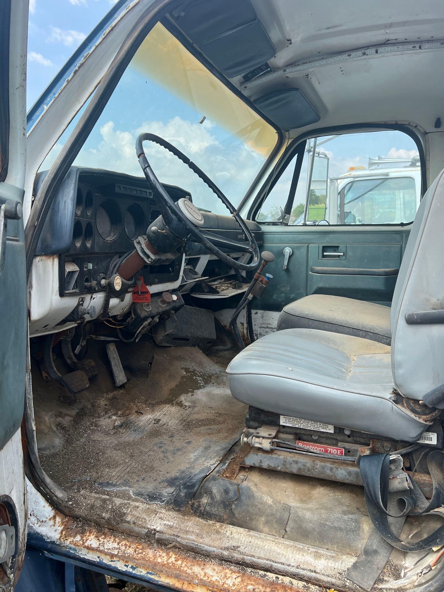 1984 GMC 7000 Diesel Top Kick Fertilizer Spreader. DOES NOT RUN