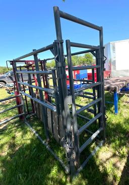 WW Livestock Working / Trimming Chute for Cattle with Adjustable and Customizable Gates