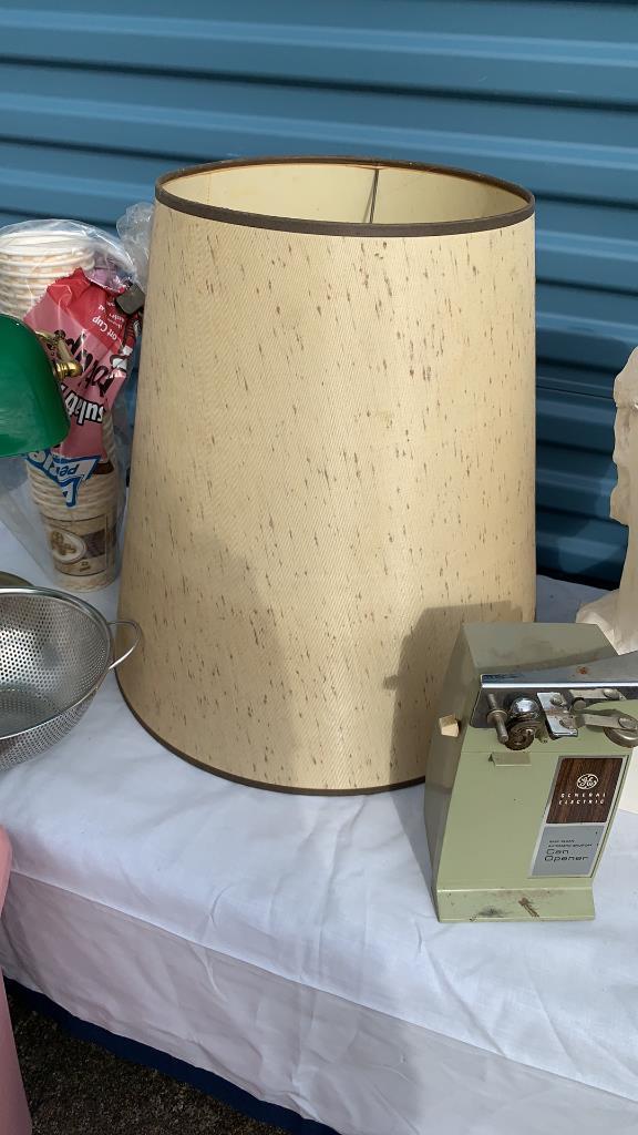 Pink bath towels Paintable plaster model and lamp shades and electric can o