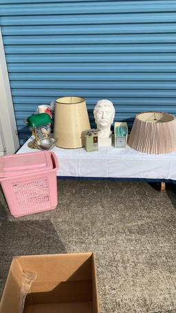 Pink bath towels Paintable plaster model and lamp shades and electric can o