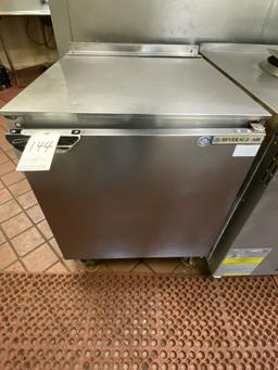 BEVERAGE AIR S/S 1-DOOR 27" UNDERCOUNTER REFRIGERATOR W/CASTERS MOD. UCR27A