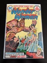 Wonder Woman DC Comics #215 Bronze Age 1975