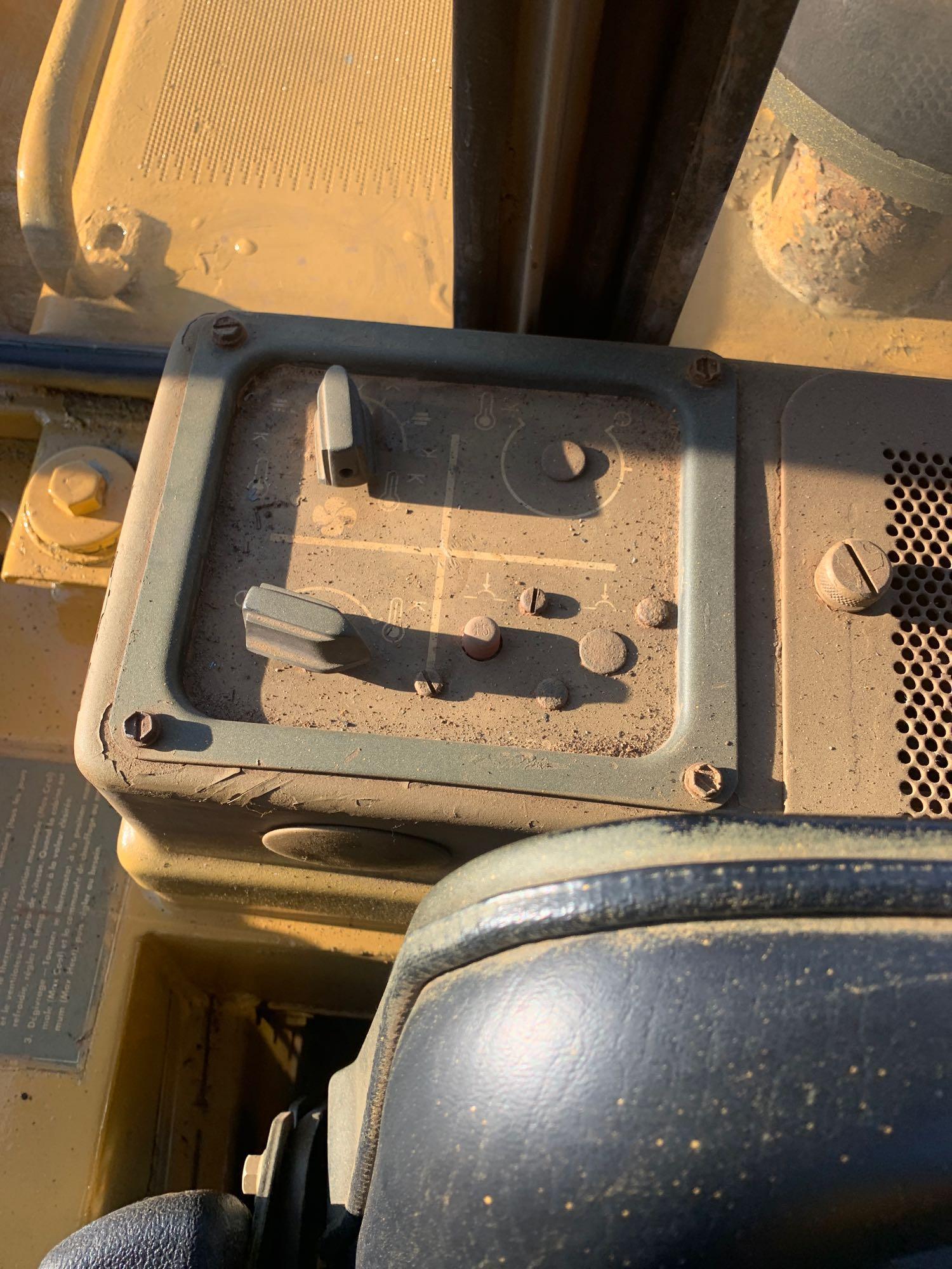 Caterpillar 943 Crawler Loader