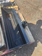 UNUSED 40IN SWIVEL BUCKET W/HOSES