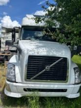 2015 VOLVO D13 T/A SLEEPER TRUCK TRACTOR