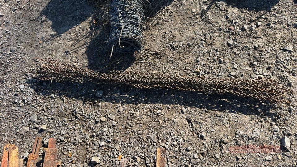 T posts - barbed wire - fence stays