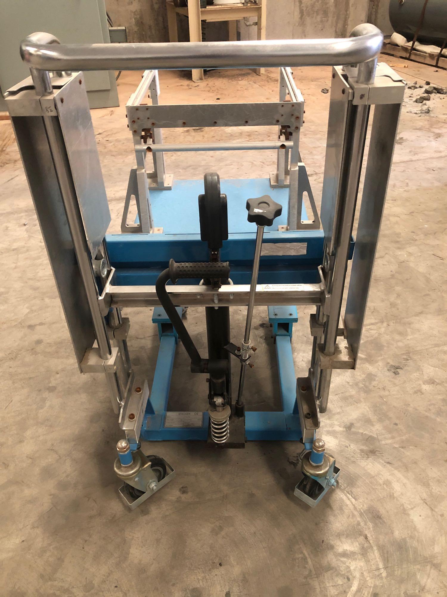 Stacker lift table