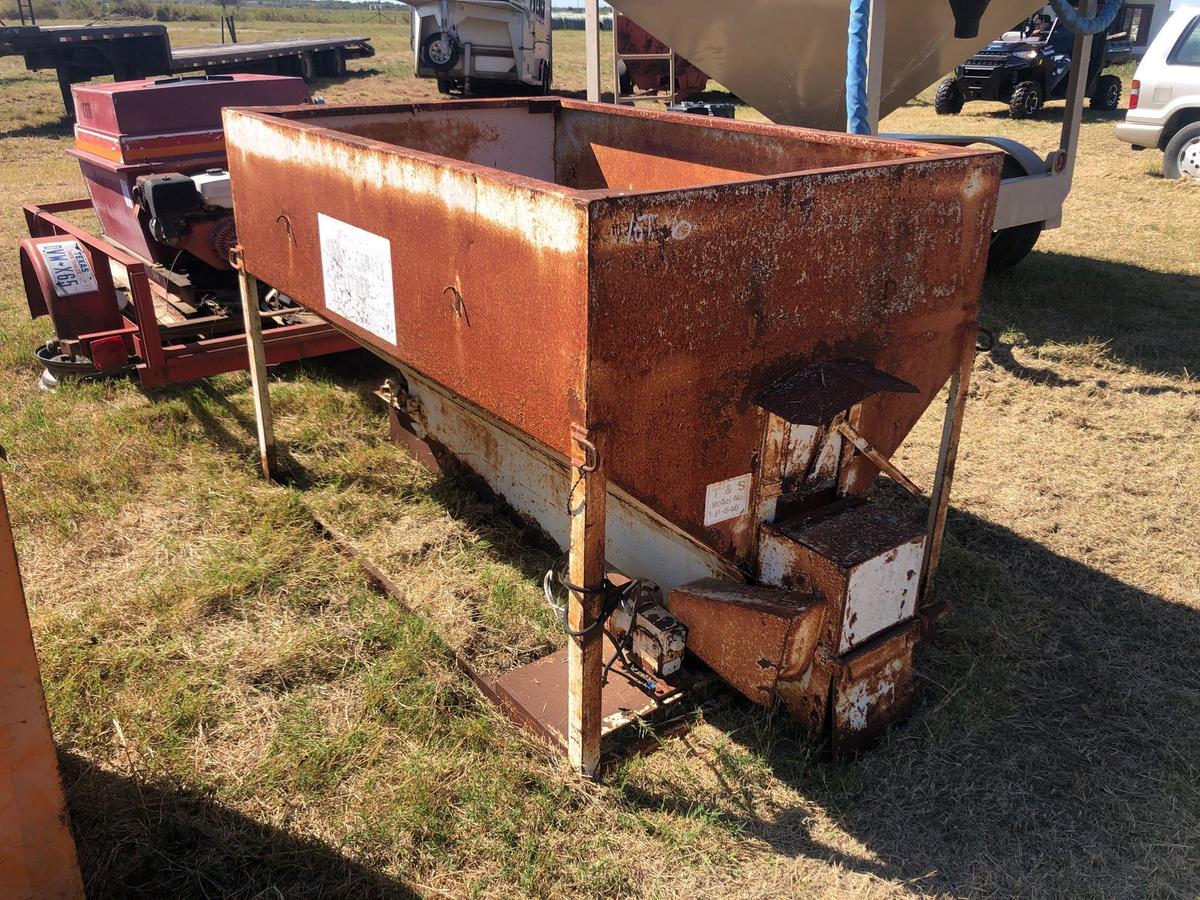 CATTLE FEEDER