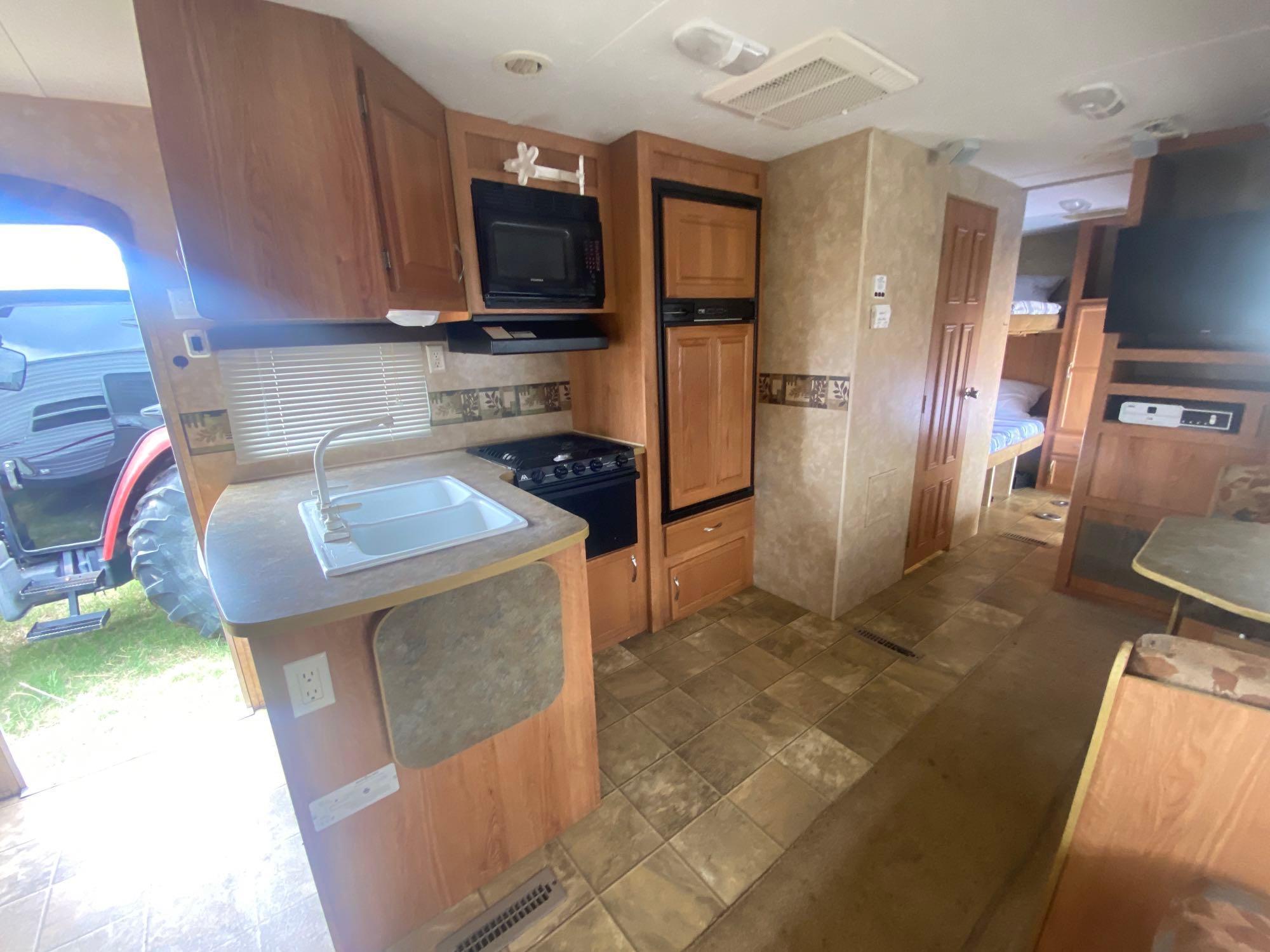 2007 JAY FLIGHT BY JAYCO MODEL 31BHS... UNIT IS READY TO USE IMMEDIATELY, ALL WATER HOSES, SEWER