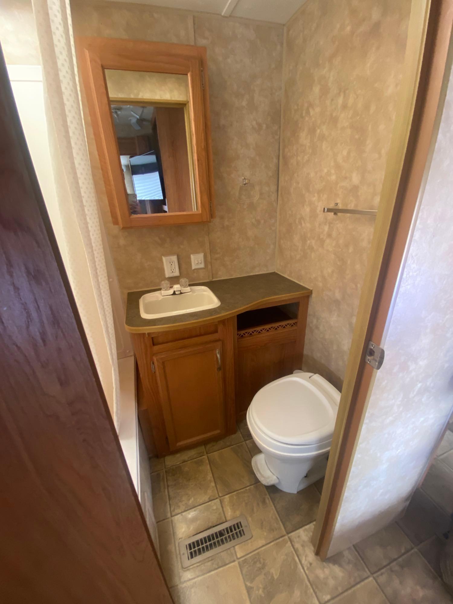 2007 JAY FLIGHT BY JAYCO MODEL 31BHS... UNIT IS READY TO USE IMMEDIATELY, ALL WATER HOSES, SEWER