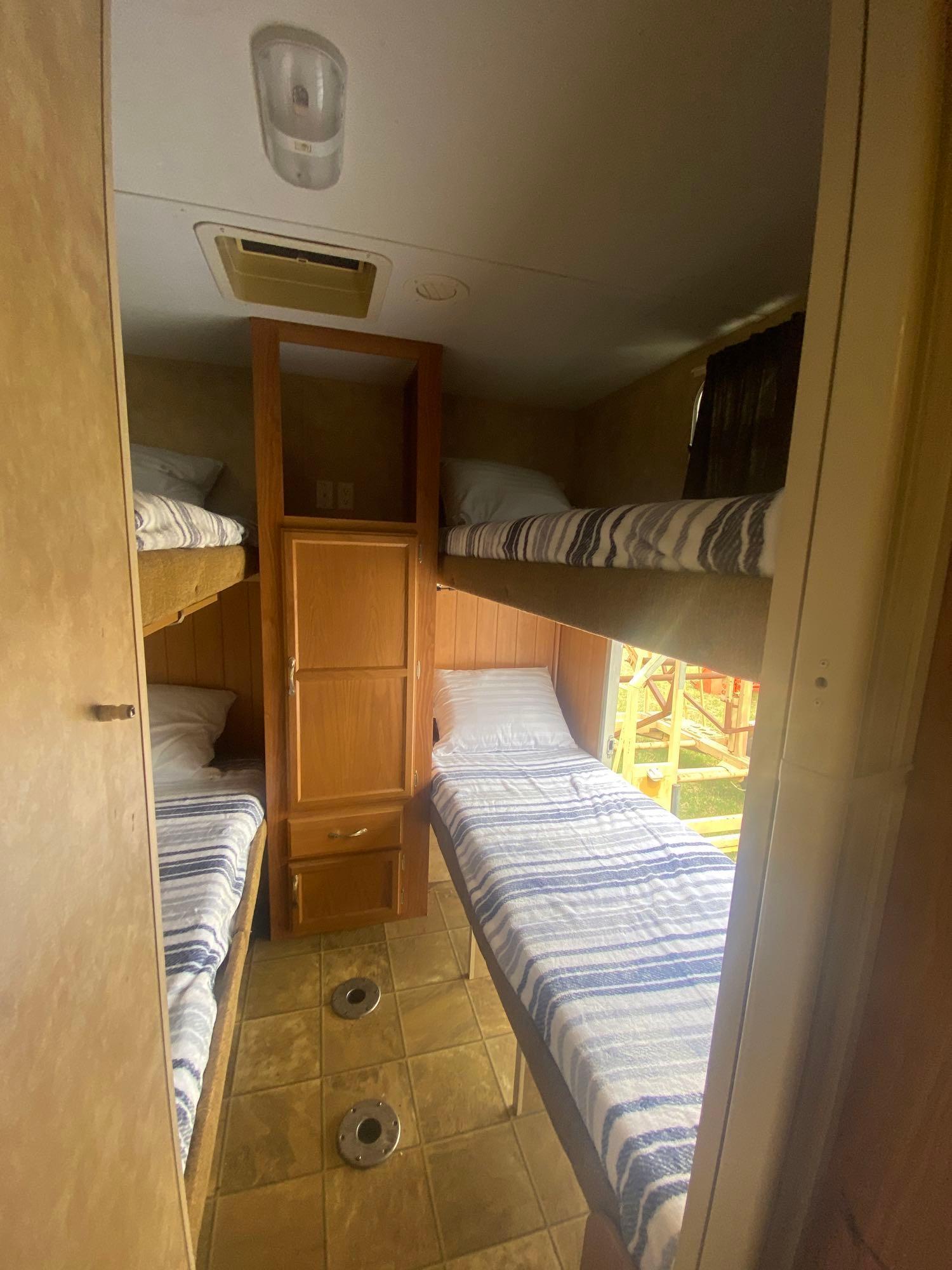 2007 JAY FLIGHT BY JAYCO MODEL 31BHS... UNIT IS READY TO USE IMMEDIATELY, ALL WATER HOSES, SEWER