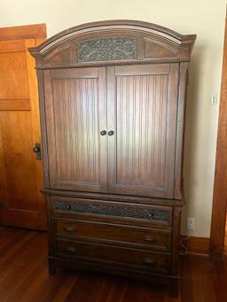 QUEEN BEDROOM SET 2 NIGHT STANDS, 1 BED FRAME (HEADBOARD, FOOTBOARD AND RAILS), TV HUTCH WITH 3