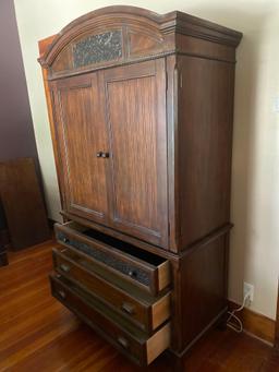 QUEEN BEDROOM SET 2 NIGHT STANDS, 1 BED FRAME (HEADBOARD, FOOTBOARD AND RAILS), TV HUTCH WITH 3