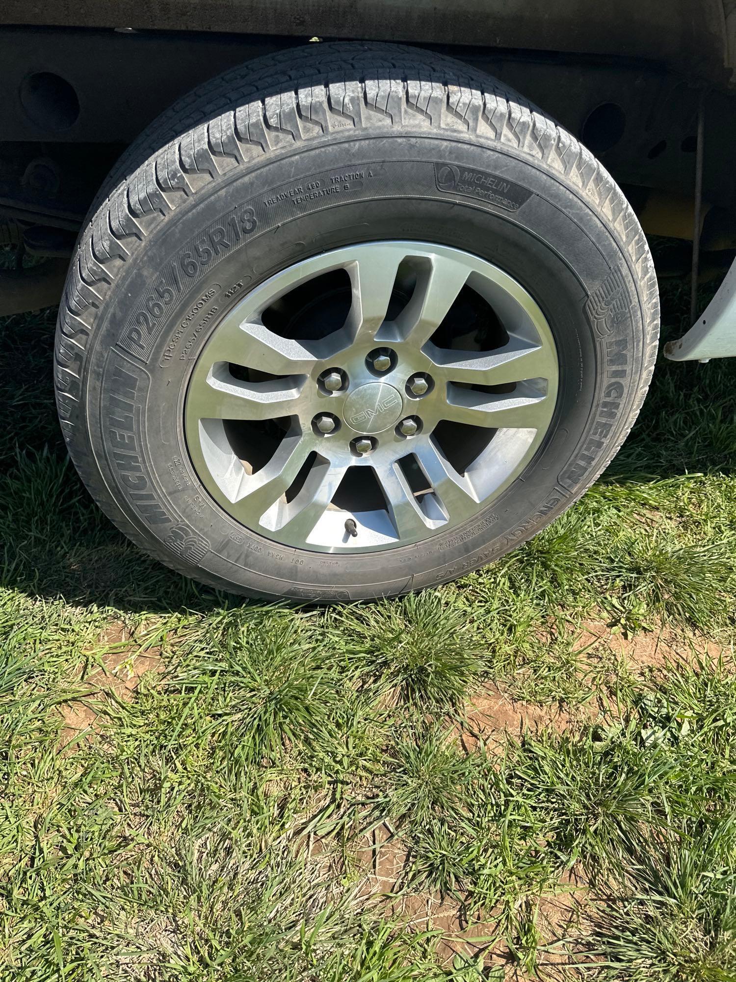 2004 GMC Sierra Pickup Truck