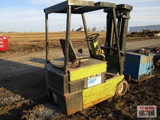 Clark TM20 3 Wheel Warehouse Fork Lift 36 Volt With Dead Batteries Has 1 Fork (BUYER RESPONSIBLE FOR