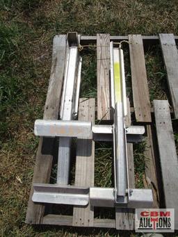 Pair of ladder jacks