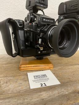 Vintage MAMIYA Press style camera with SUNPAK Auto 522 Thyristor Flash