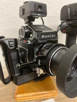 Vintage MAMIYA Press style camera with SUNPAK Auto 522 Thyristor Flash