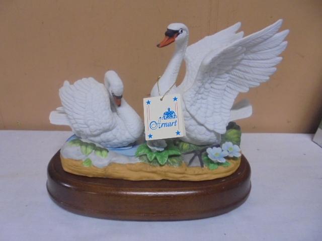 ArnartPorcelain Swans Music Box