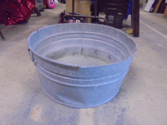 Vintage 22in Round Galvinized Metal Wash Tub