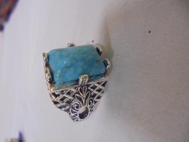 Beautiful Ladies Ring w/ Stone