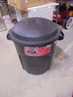 Rubbermaid Roughneck 20 Gallon Trashcan w/ Lid