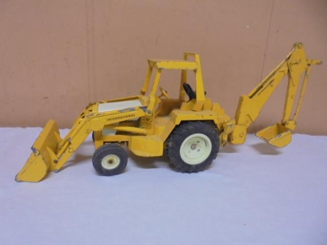Vintage Ertl 1:16 Scale Die Cast International 472 Backhoe Loader