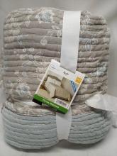 Full/ Queen Size Quilt Cotton Matelasse 86” x 90”