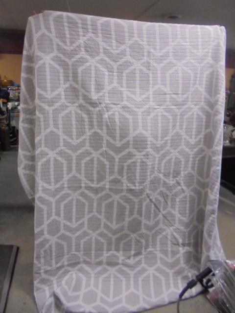 Beautiful King Size Quilt w/ Matching Pillow Shams