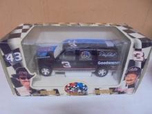 Richard Petty/Dale Earnhardt 1:25 Scale Die Cast Suburban
