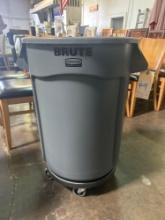 New Rubbermaid Brute 32 Gal. Trash Container with Dolly