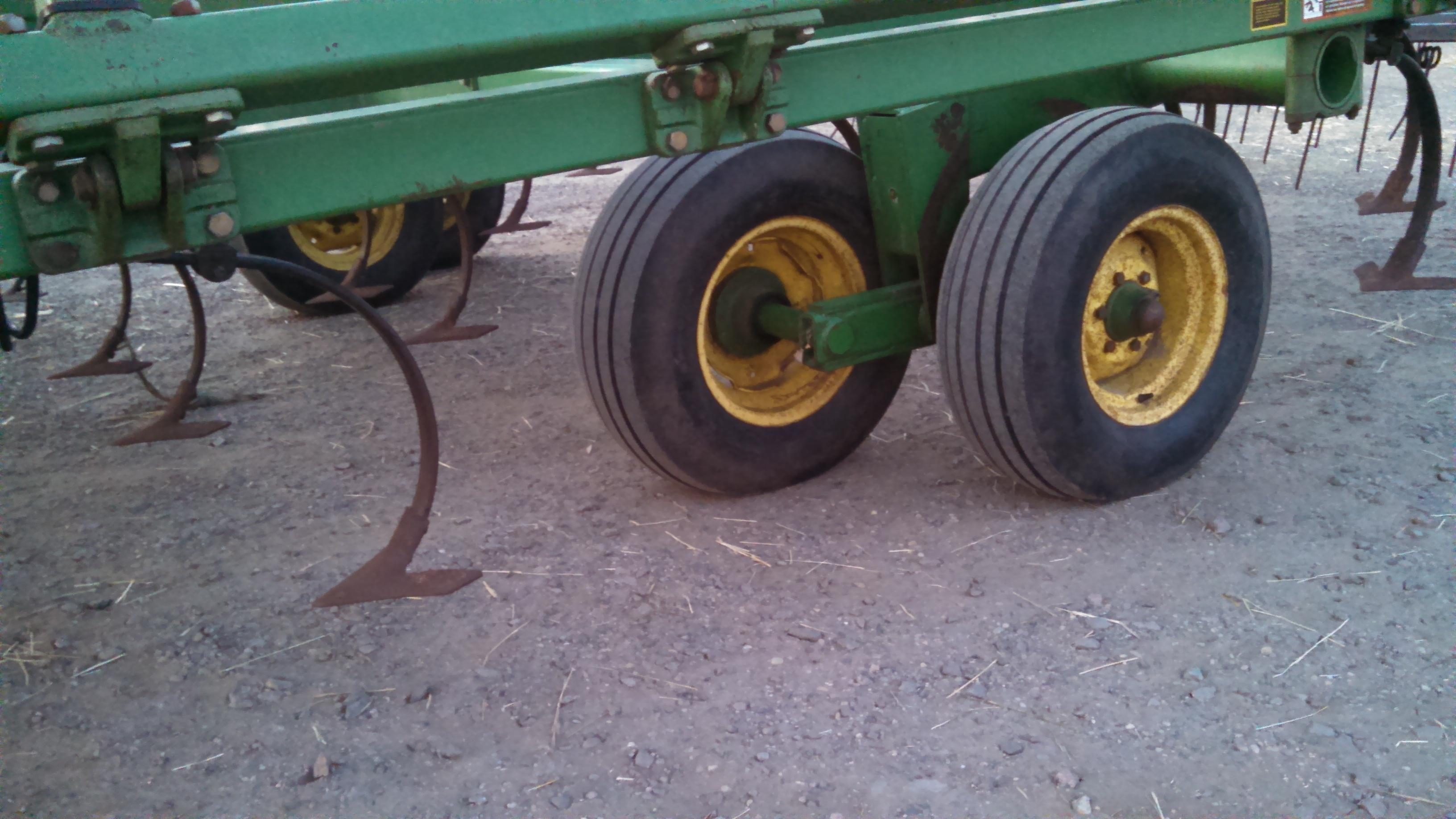 JD 726 Field Cultivator Mulch Finisher 28'