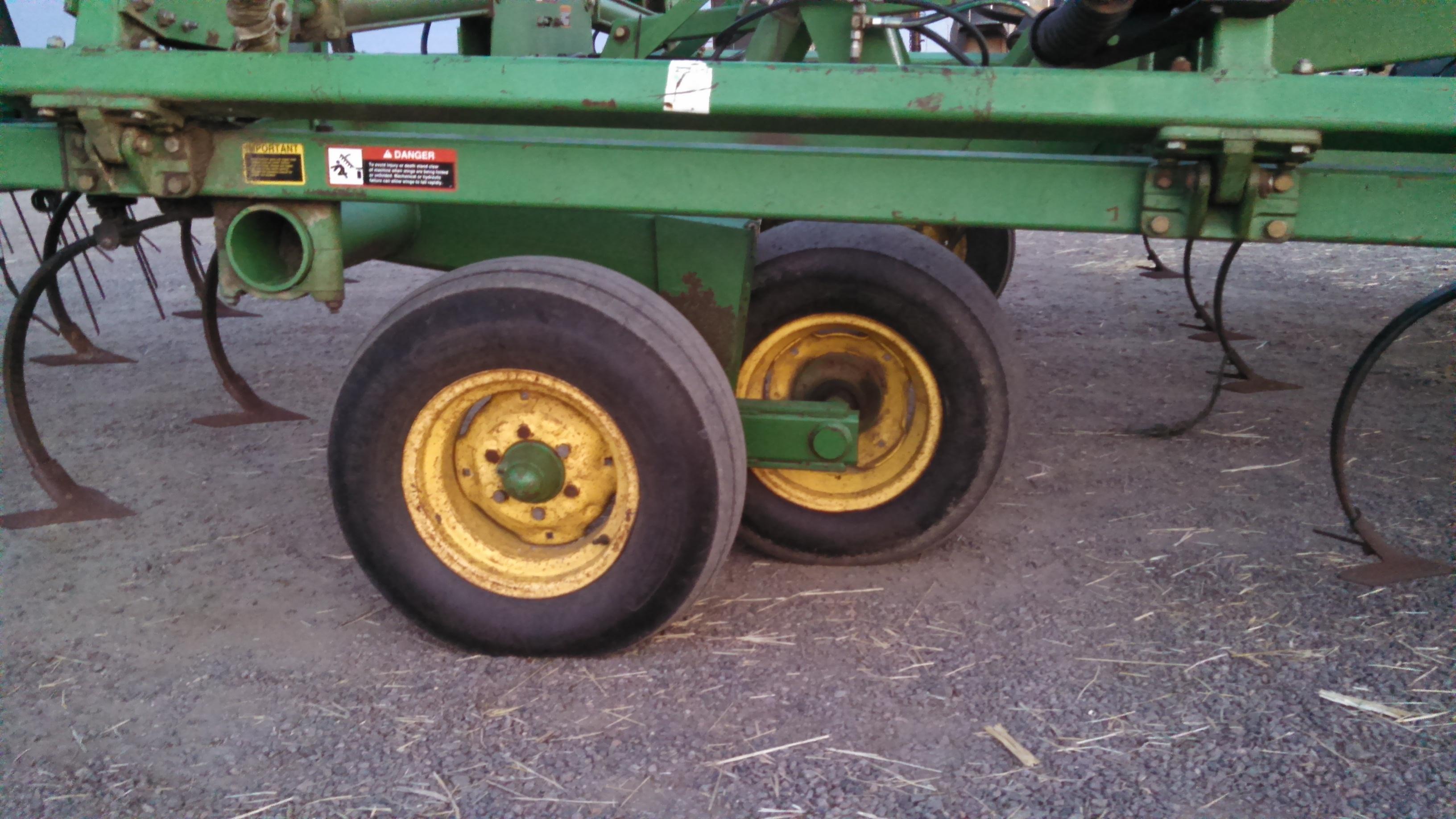 JD 726 Field Cultivator Mulch Finisher 28'