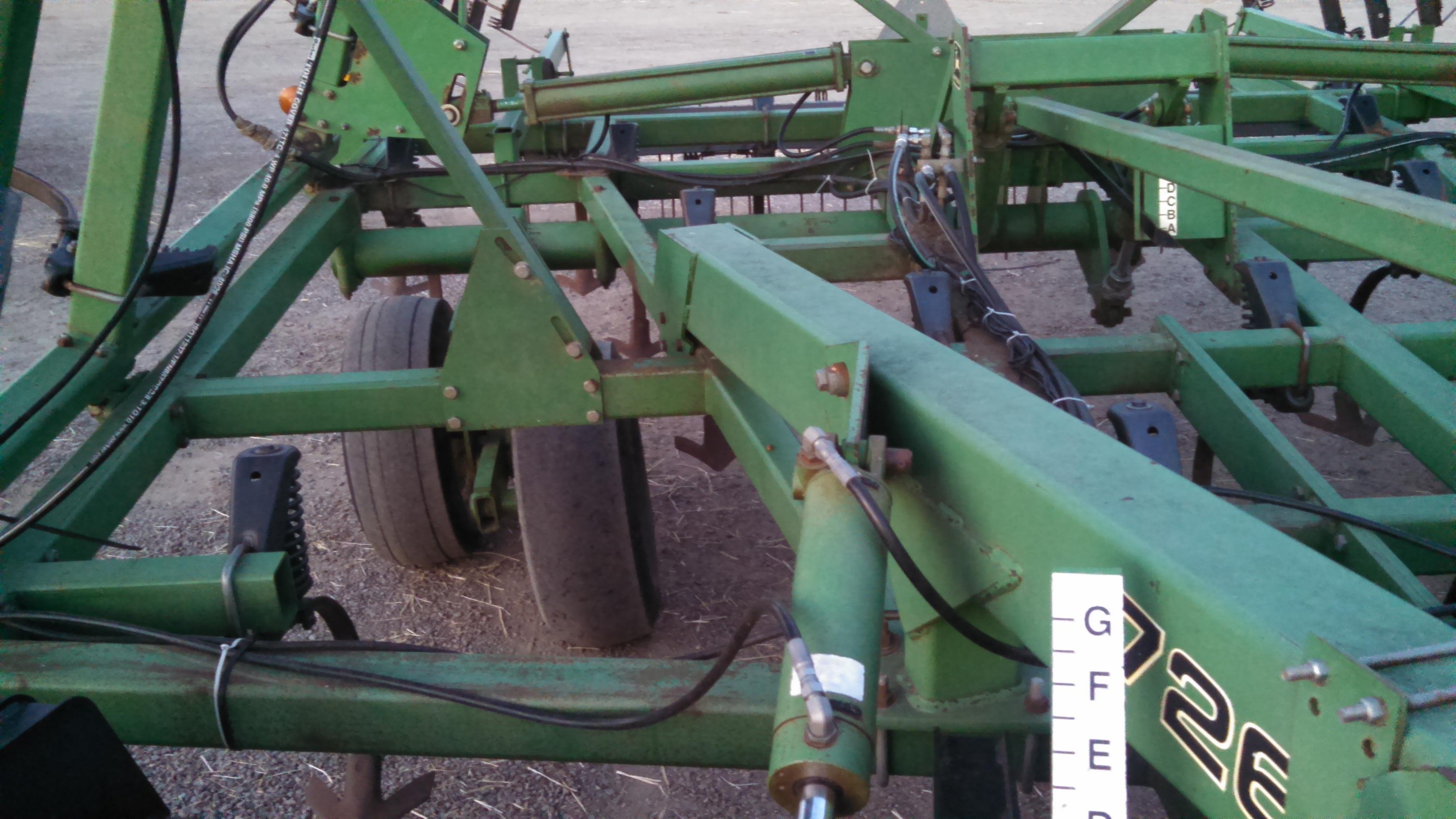 JD 726 Field Cultivator Mulch Finisher 28'