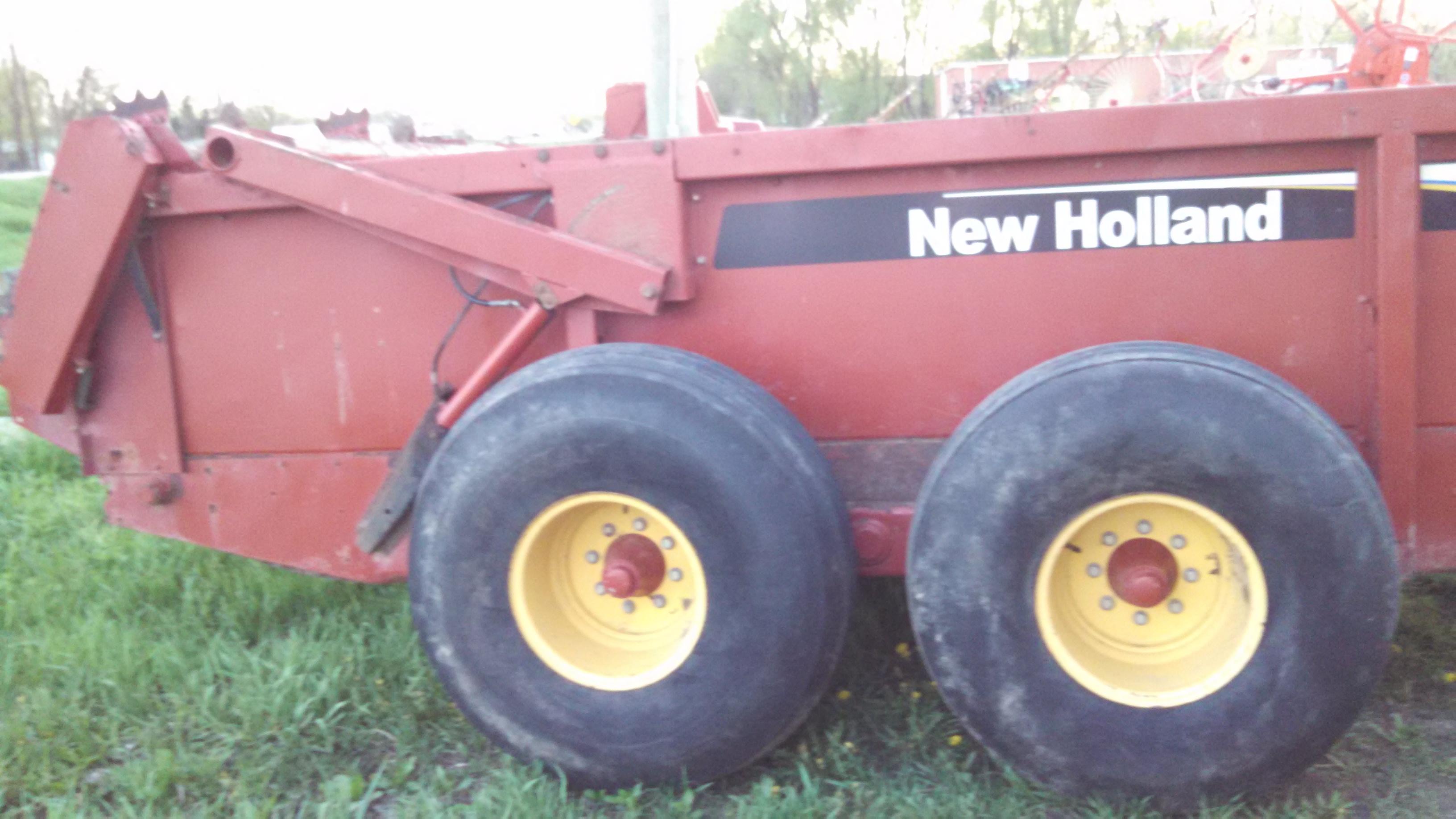 NH 195 Tandem Spreader