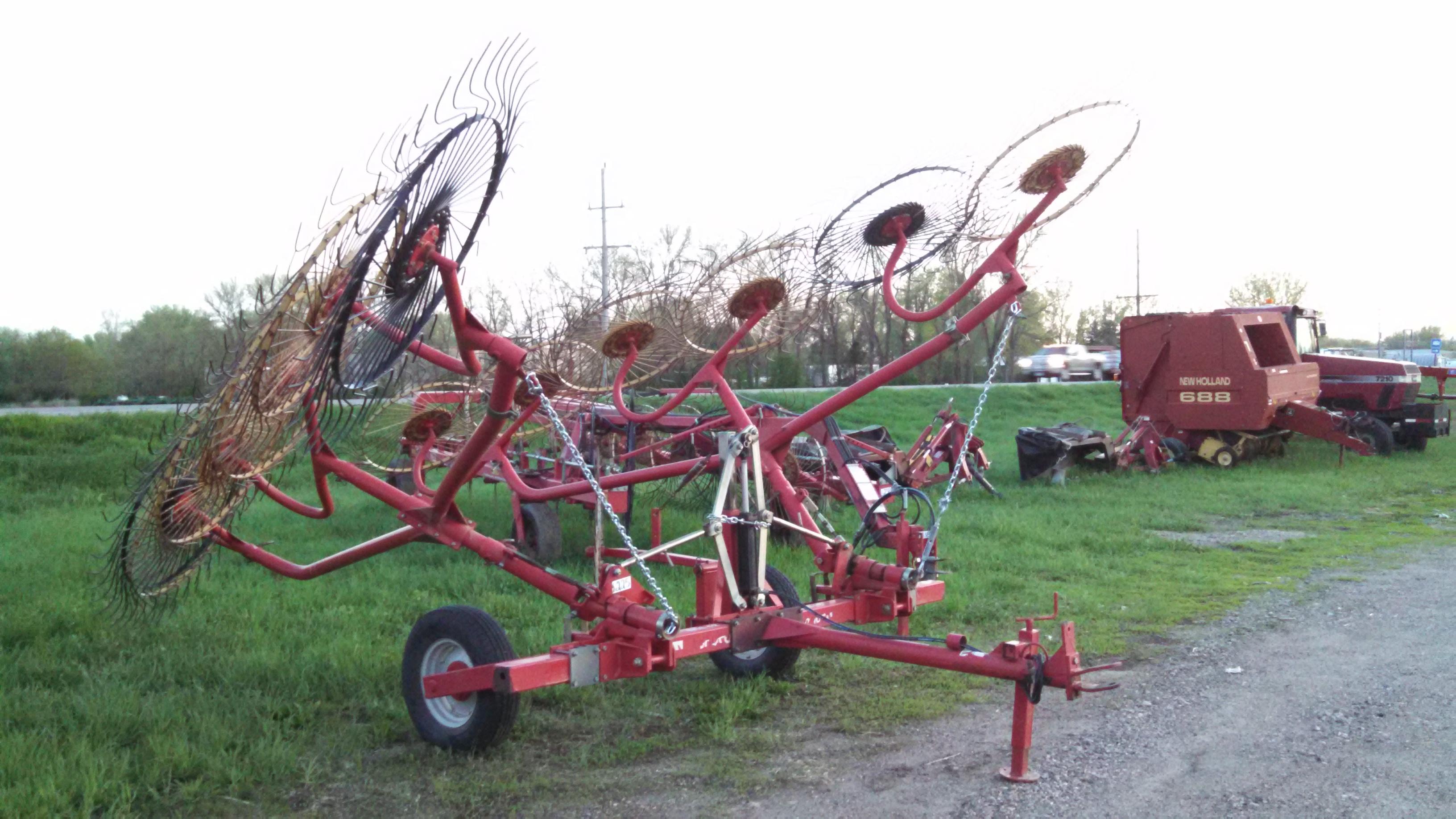 Tonutti 12 Wheel V Rake with Center Wheel