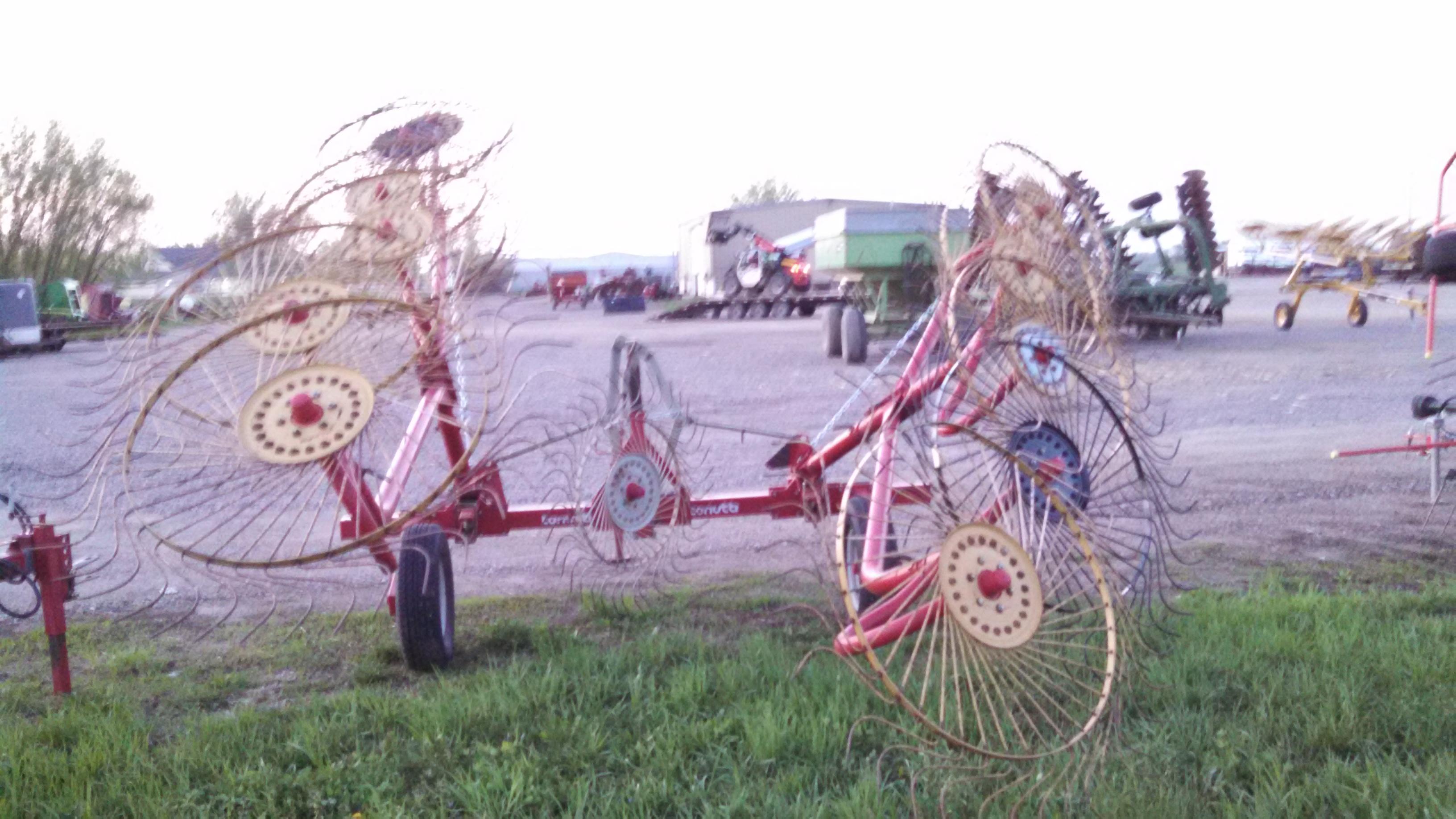 Tonutti 12 Wheel V Rake with Center Wheel